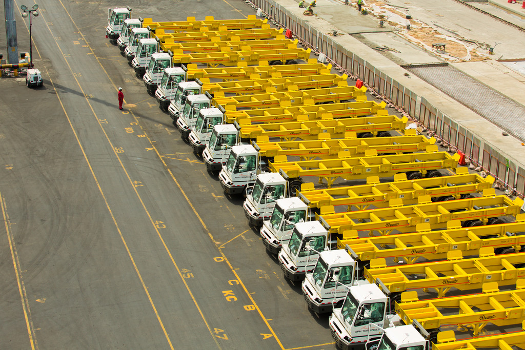 2637,2637,APM Terminals in Apapa, Nigeria receives their initial order of 20 YT222s.,Apapa_070.jpg,336761,https://www.patersonsimons.com/wp-content/uploads/2018/06/Apapa_070.jpg,https://www.patersonsimons.com/fr/products/terberg-fr/tracteur-portuaire-industriel/apapa_070-2/,Les terminaux APM à Apapa, au Nigéria, reçoivent leur commande initiale de 20 YT222.,1,Les terminaux APM à Apapa, au Nigéria, reçoivent leur commande initiale de 20 YT222.,Les terminaux APM à Apapa, au Nigéria, reçoivent leur commande initiale de 20 YT222.,apapa_070-2,inherit,2371,2018-06-19 08:45:23,2019-06-19 09:12:25,0,image/jpeg,image,jpeg,https://www.patersonsimons.com/wp-includes/images/media/default.png,1024,683