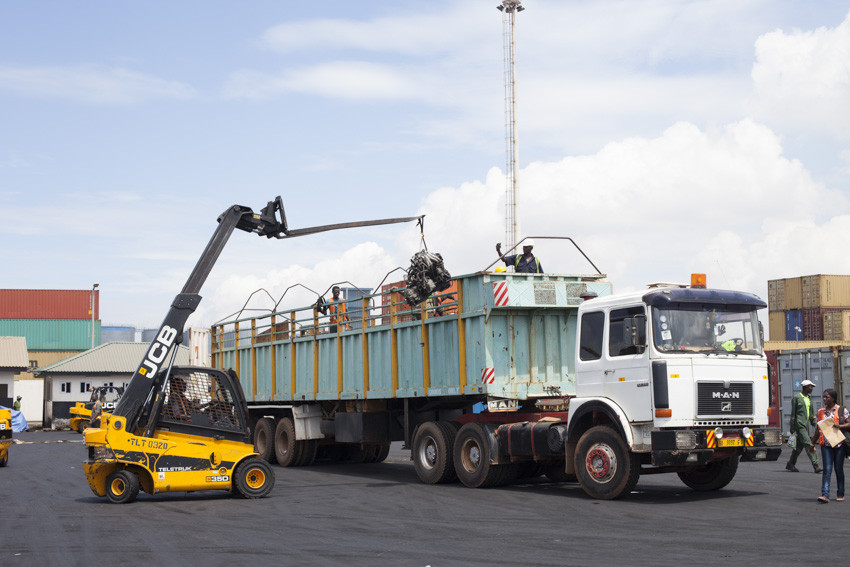 2621,2621,JCB Teletruk,JCB-Teletruk-golden-jubilee-currently-has-a-fleet-of-over-60.jpg,126181,https://www.patersonsimons.com/wp-content/uploads/2018/06/JCB-Teletruk-golden-jubilee-currently-has-a-fleet-of-over-60.jpg,https://www.patersonsimons.com/fr/products/jcb-fr/jcb-teletruk/jcb-teletruk-golden-jubilee-currently-has-a-fleet-of-over-60-2-2/,Le chargement de camions à plateau ne pose également aucun problème.,1,Golden Jubilee currently has a fleet of over 60 Teletruks to unstuff containers and load trucks on a daily basis.
,,jcb-teletruk-golden-jubilee-currently-has-a-fleet-of-over-60-2-2,inherit,2355,2018-06-19 07:06:10,2019-06-16 09:28:53,0,image/jpeg,image,jpeg,https://www.patersonsimons.com/wp-includes/images/media/default.png,850,567