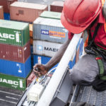 Harnais de sécurité et longes pour le travail en hauteur.