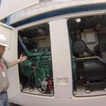 Un ingénieur de Paterson Simons explique les avantages du moteur hybride de RTG.