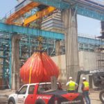 Un pont roulant installé à la Volta River Authority, au Ghana.