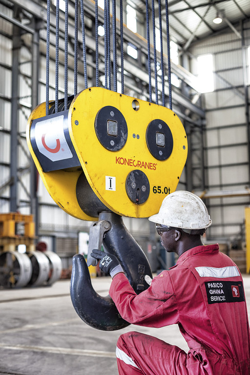 2574,2574,A mine in Ghana using an overhead cranes for routine maintenance.,Overhead_Crane_8319.jpg,148381,https://www.patersonsimons.com/wp-content/uploads/2018/06/Overhead_Crane_8319.jpg,https://www.patersonsimons.com/fr/products/konecranes-fr/pont-roulant/overhead_crane_8319-2/,Programmes complets de service et de maintenance.,1,Programmes complets de service et de maintenance.,Programmes complets de service et de maintenance.
,overhead_crane_8319-2,inherit,2311,2018-06-19 09:22:50,2019-06-16 10:16:57,0,image/jpeg,image,jpeg,https://www.patersonsimons.com/wp-includes/images/media/default.png,512,768