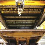 Une mine au Ghana utilisant un pont roulant pour l’entretien courant.