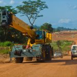 Une grue RT à Newmont, la mine Akyem au Ghana se déplace entre deux sites miniers.