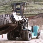 Un accessoire de manutention de pneus est utile dans l'industrie minière.