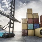 Manutentionnaire de conteneurs vides opérant au Terminal LCT, Lomé, Togo.