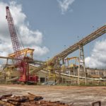 Grue sur chenilles Manitowoc à l'usine de traitement, mine d'or du Ghana.