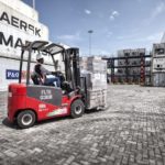 Un chariot élévateur industriel Manitou vidant des conteneurs dans le parc frigorifique de Tema Port, au Ghana.