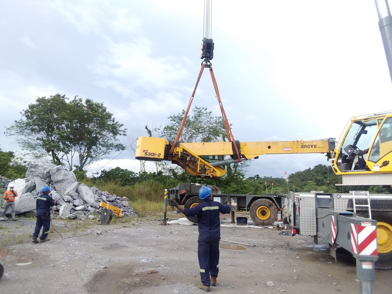Fixing the super structure of the Grove RT 530E-2 in position after the slew ring change
