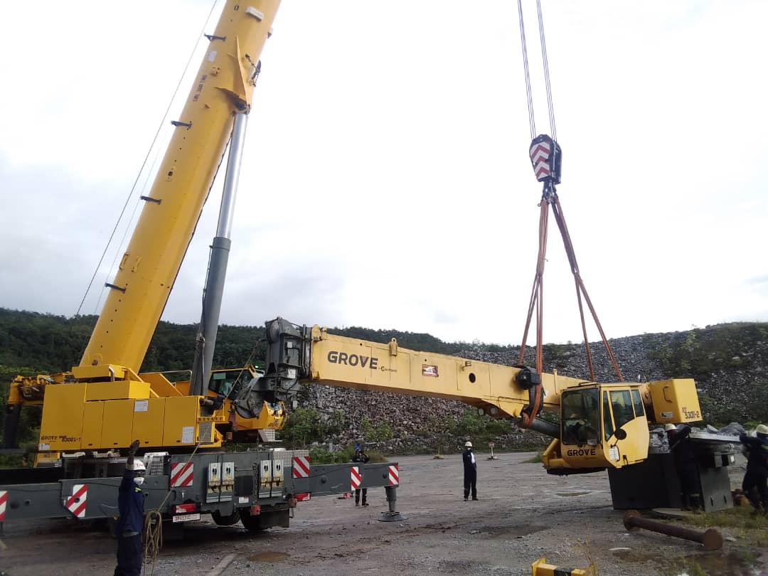 L’ÉQUIPE DE TAKORADI CHANGE LA COURONNE SUR LA GRUE GROVE POUR UN CLIENT MINIER AU GHANA