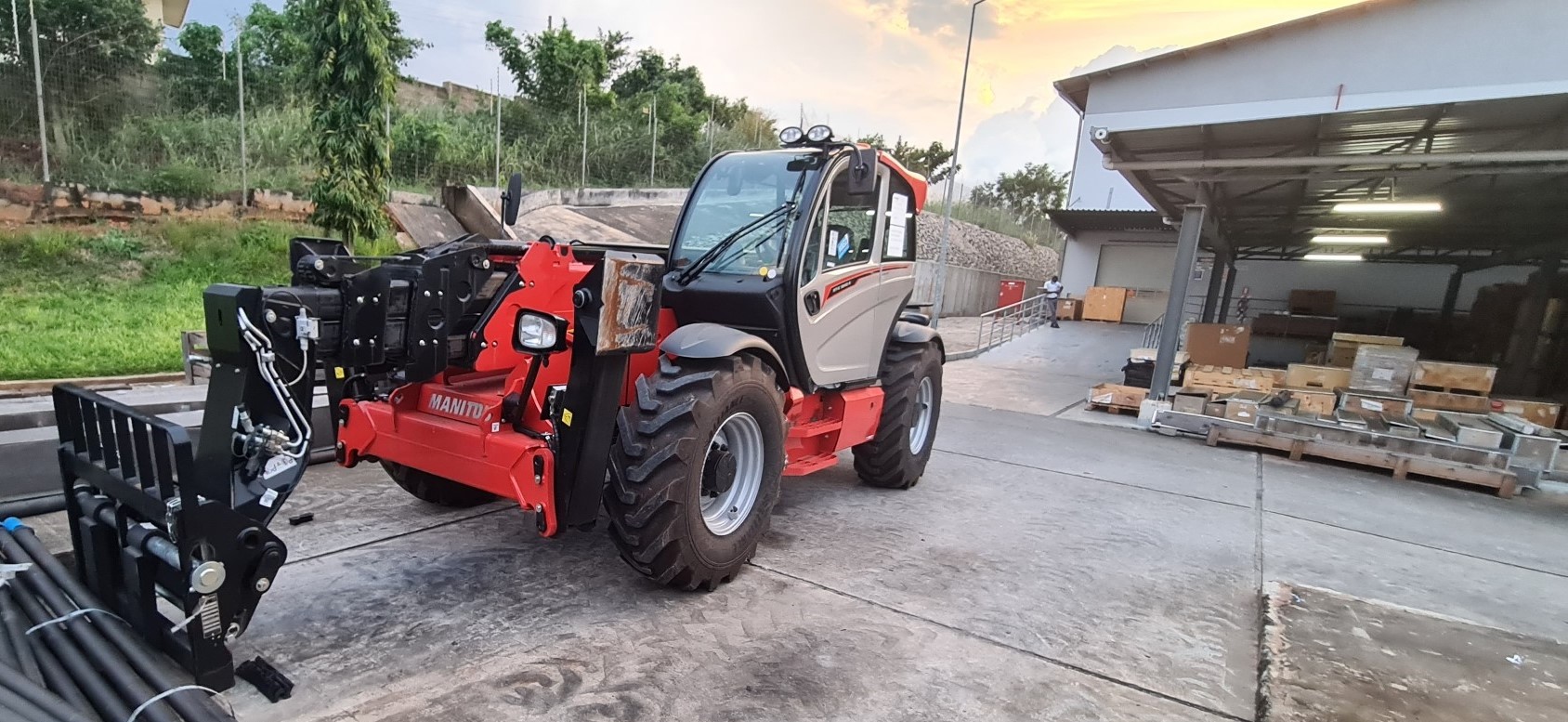 UN CHARIOT TELESCOPIQUE REJOINT LA FLOTTE DE MACHINES À SANDVIK : BIEN TRAVAILLER POUR UN ATELIER DE POINTE EN AFRIQUE DE L’OUEST !