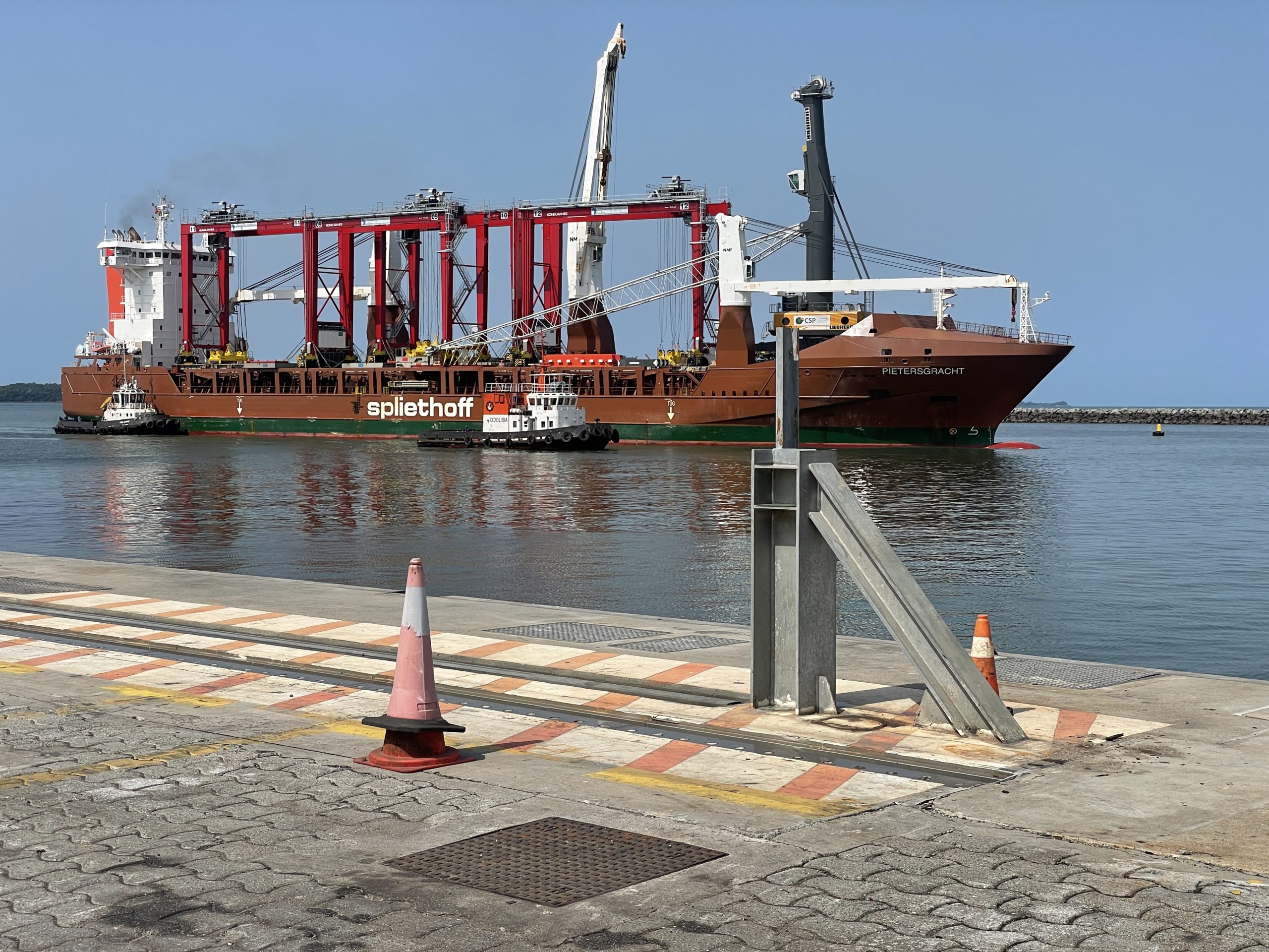 Les 4 nouveaux RTG Konecranes sur le navire, en direction du terminal de Conakry