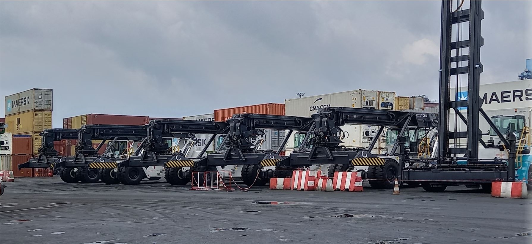 SIX CHARIOTS ÉLÉVATEURS KONECRANES LIVRÉS ET MIS EN SERVICE AVEC SUCCÈS À LA RÉGIE DU TERMINAL DE CONTENEURS AU CAMEROUN, EN AFRIQUE DE L’OUEST