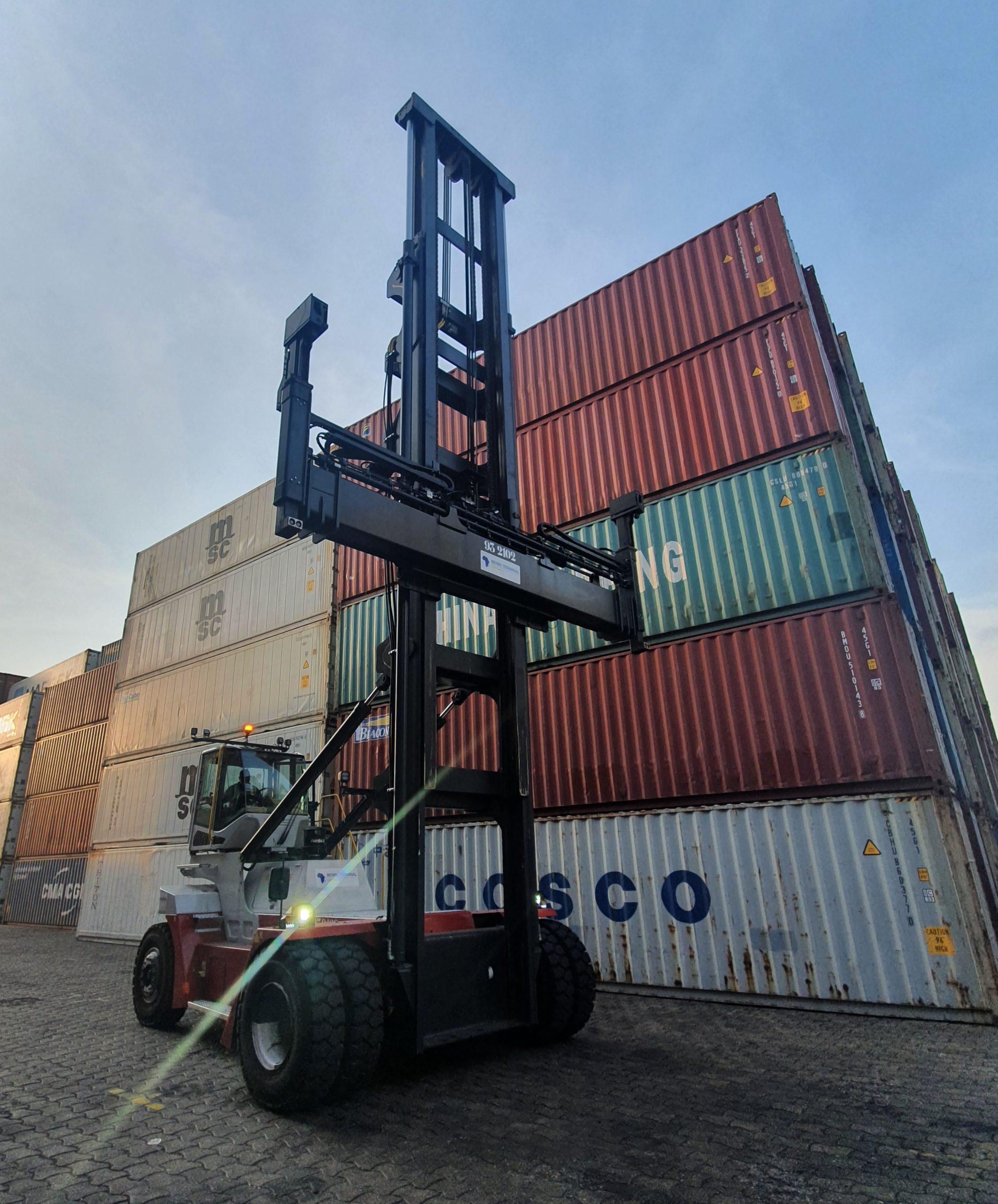 CONTENEURS VIDES PRETS A ETRE REMPLIS AU TERMINAL BOLLORE, BENIN