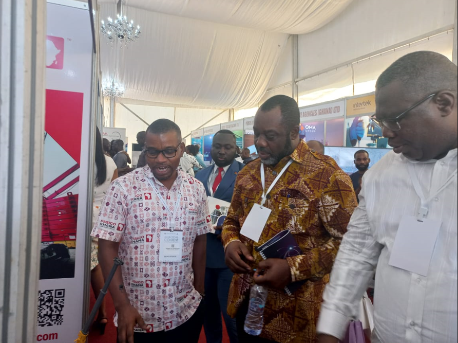 De gauche à droite : Kenneth Vigbedor de Pasico Ghana, avec le Dr Matthew Opoku Prempeh, ministre de l'Énergie du Ghana et Egbert Faibille Jnr, PDG de The Petroleum Commission, à notre stand lors de la conférence